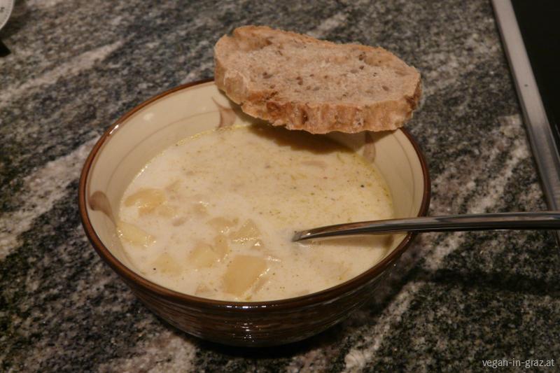 Einfache Kartoffelsuppe mit selbstgemachten Brot