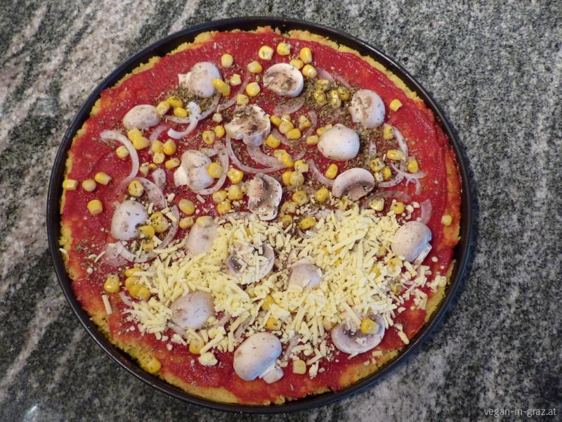 Vegane Pizza mit Polentaboden