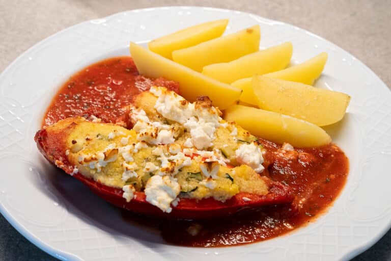 Vegane gefüllte Paprika mit Polenta und Zucchini